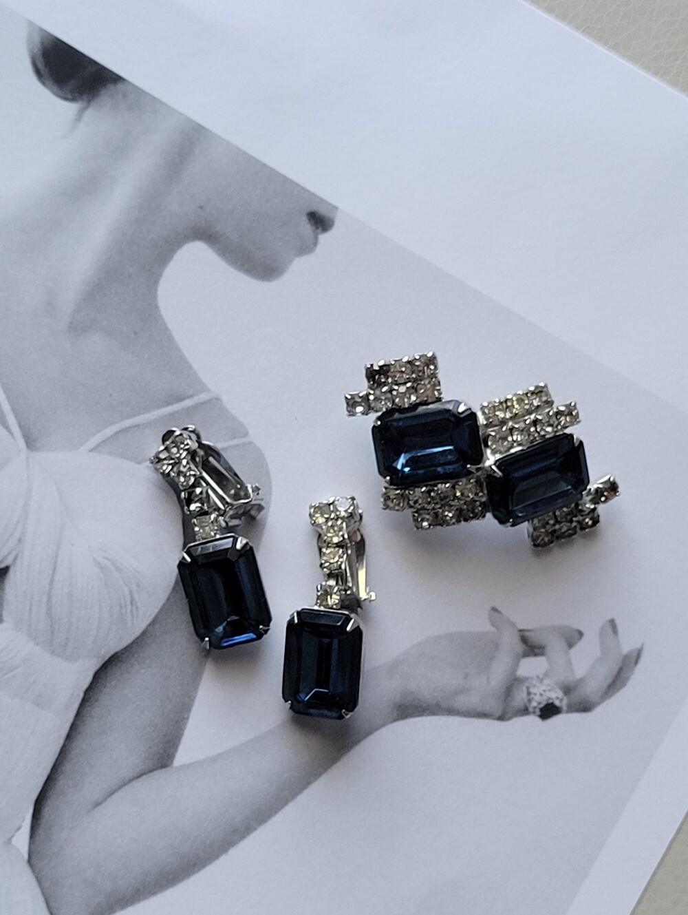 Estate Find Demi-Parure ~ Blue Faux Gems & Rhinestones Brooch Clip-On Earrings - Picture 7 of 16